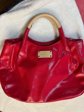 kate spade glossy red tote with beige wrapped handles